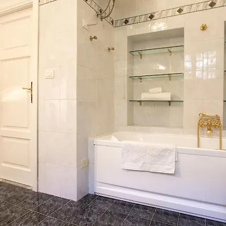 Palazzo Dalbis In Pieno Centro Per 8 Persone Apartmán